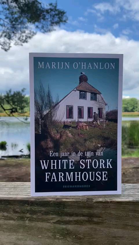 Marijn O’Hanlon trok zich met haar man Redmond O’Hanlon terug op het Drentse platteland. In dit boek beschrijft ze het dagelijks leven in de grote tuin van een huis met een ooievaarsnest op het dak.