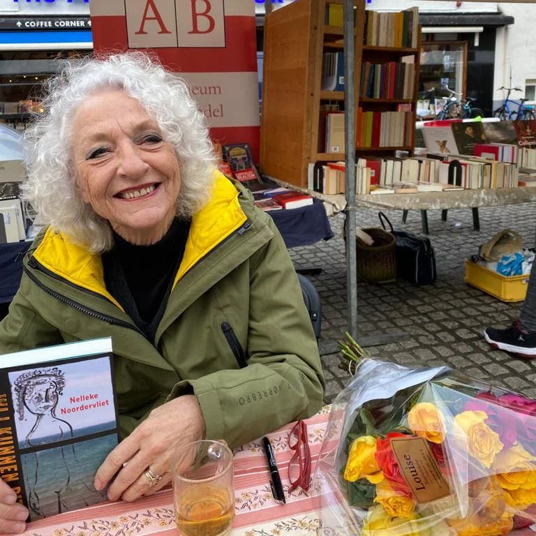 Nelleke Noordervliet signeert  haar nieuwe roman 'Wij kunnen dit' op de boekenmarkt van @athenaeumboekhandel op het Spui.