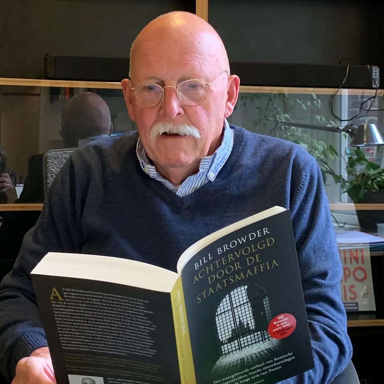 'Achtervolgd door de staatsmafia' is zó spannend dat onze collega Frans niet kan stoppen met lezen. 
Het boek van Bill Browder is een  waargebeurde financiële thriller waarin een gestolen $230 miljoen, moord op een advocaat en Poetins geheime dienst een hoofdrol spelen. Het vervolg op het succesvolle 'Vijand van de Russische staat'.