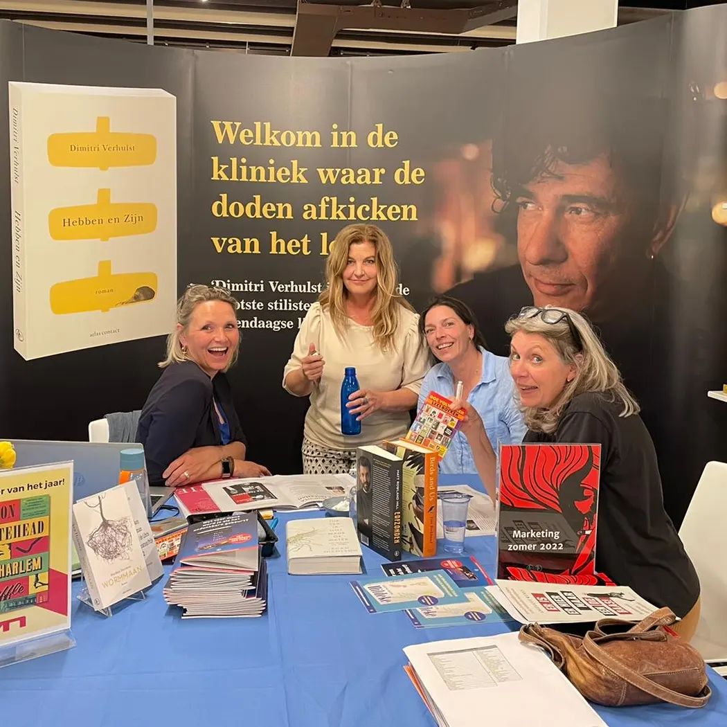 Onze vertegenwoordigers Oda en Joyce zijn op de (boeken) inkoopbeurs gezellig in gesprek met boekverkopers van boekhandel Kooyker.
