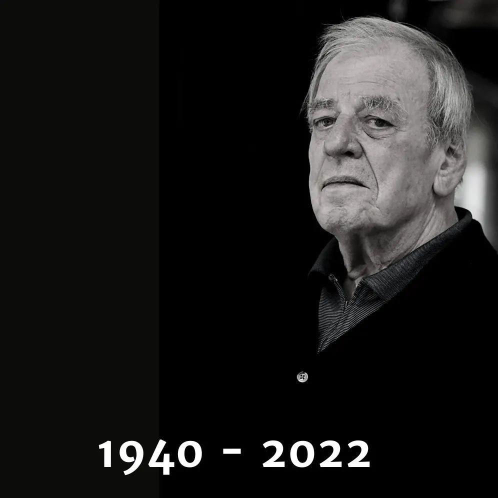 Jeroen Brouwers (Batavia 1940), schrijver, polemist en essayist is vandaag op 82-jarige leeftijd na een kort ziekbed overleden. Hij laat een omvangrijk, gevarieerd en veelbekroond oeuvre na. 

‘De boeken die ik heb geschreven zijn mijn biografie: zij zijn de voetstappen die ik nalaat op mijn weg. Al mijn boeken zijn autobiografisch en niettemin alle gelogen – ik schrijf dan ook niet historie, 

maar literatuur: de mijne. Ik ben de verhalen die ik vertel.’ – Jeroen Brouwers

Brouwers was niet alleen een heel groot schrijver, een van de belangrijkste schrijvers van ons taalgebied, maar ook een zeer aimabel mens. We zullen hem erg missen.