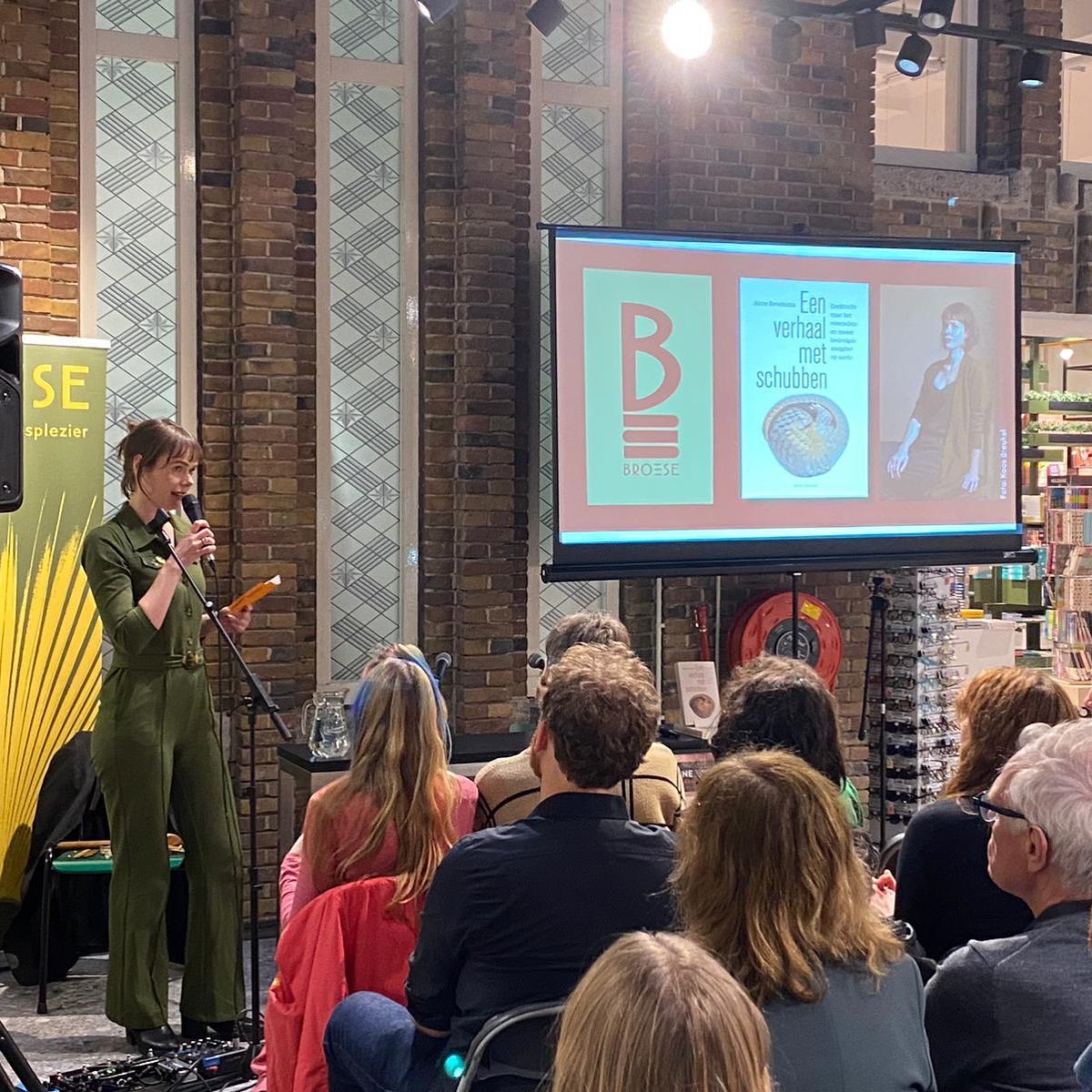 Gisteren was de boekpresentatie van @anne.broeksma in @broese_utrecht. 'Een verhaal met schubben' is een begeesterde en poëtische ode aan de wilde wereld die nog altijd bestaat en aan een vreemd zoogdier dat aan ieder hokje wist te ontsnappen, maar nu met uitsterven wordt bedreigd. Het boek is een aansporing om onze fascinaties te volgen, juist wanneer de toekomst somber lijkt.